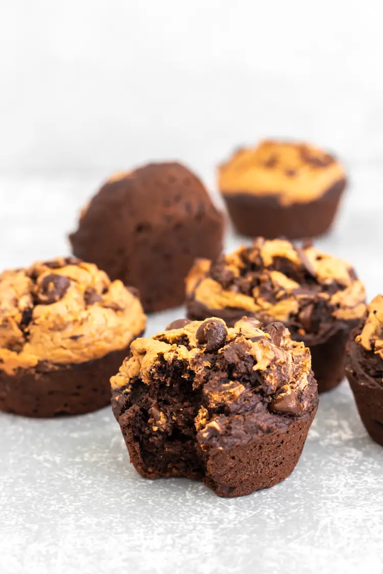 muffin de chocolate com amendoim mordido