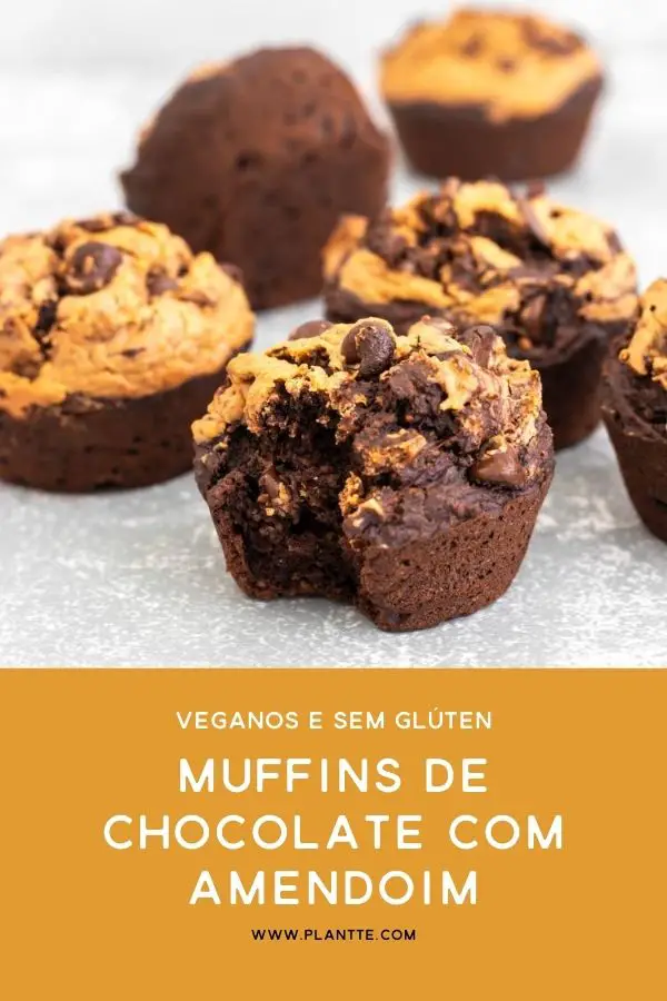 muffin de chocolate com amendoim mordido