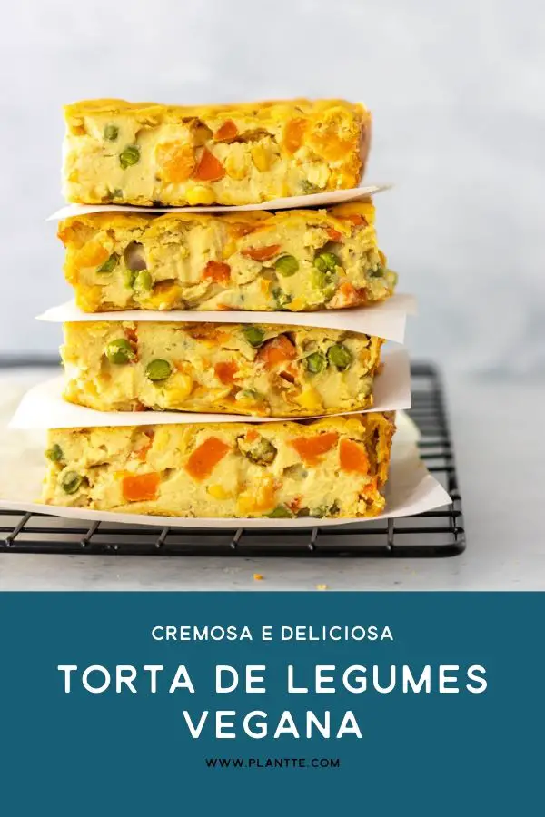 pedaços de torta de legumes vegana empilhados