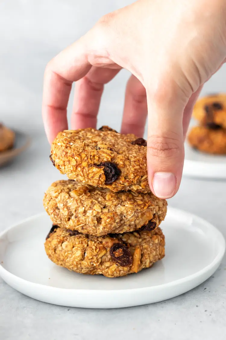 3 cookies de aveia e banana empilhados no prato