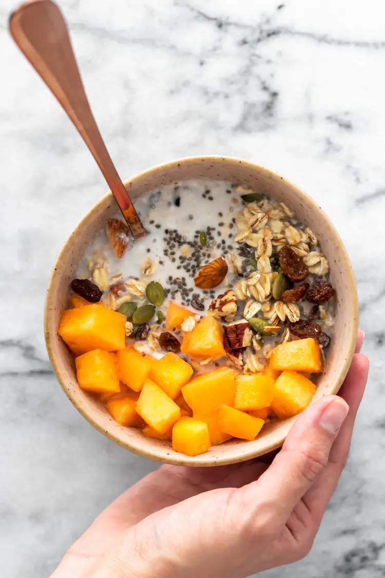 muesli com leite de coco e frutas