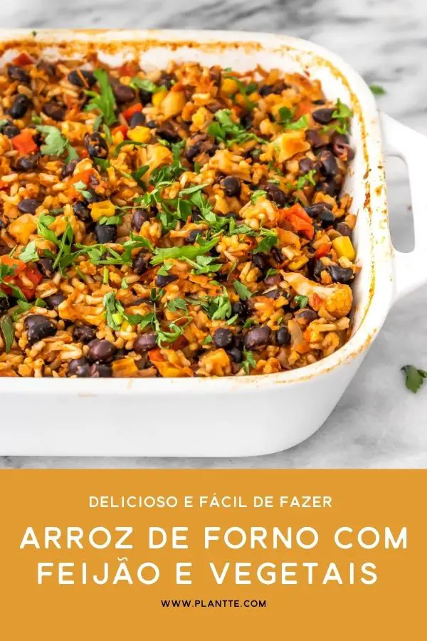 arroz de forno com feijão e vegetais servido na travessa