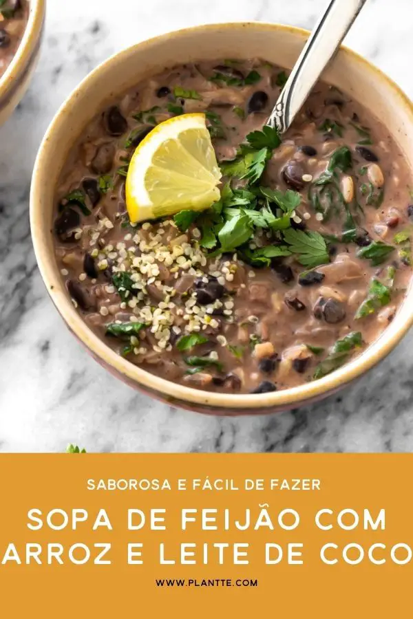 sopa de feijão com arroz e leite de coco servida com salsinha fresca picada e limão