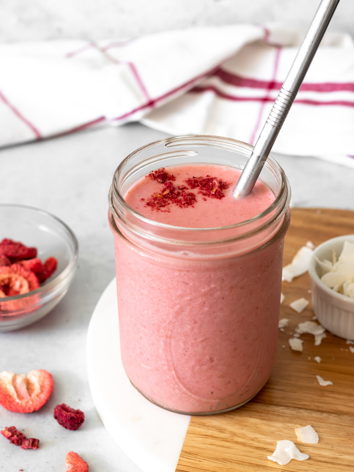 Vitamina de Frutas Vermelhas servida em um copo de vidro