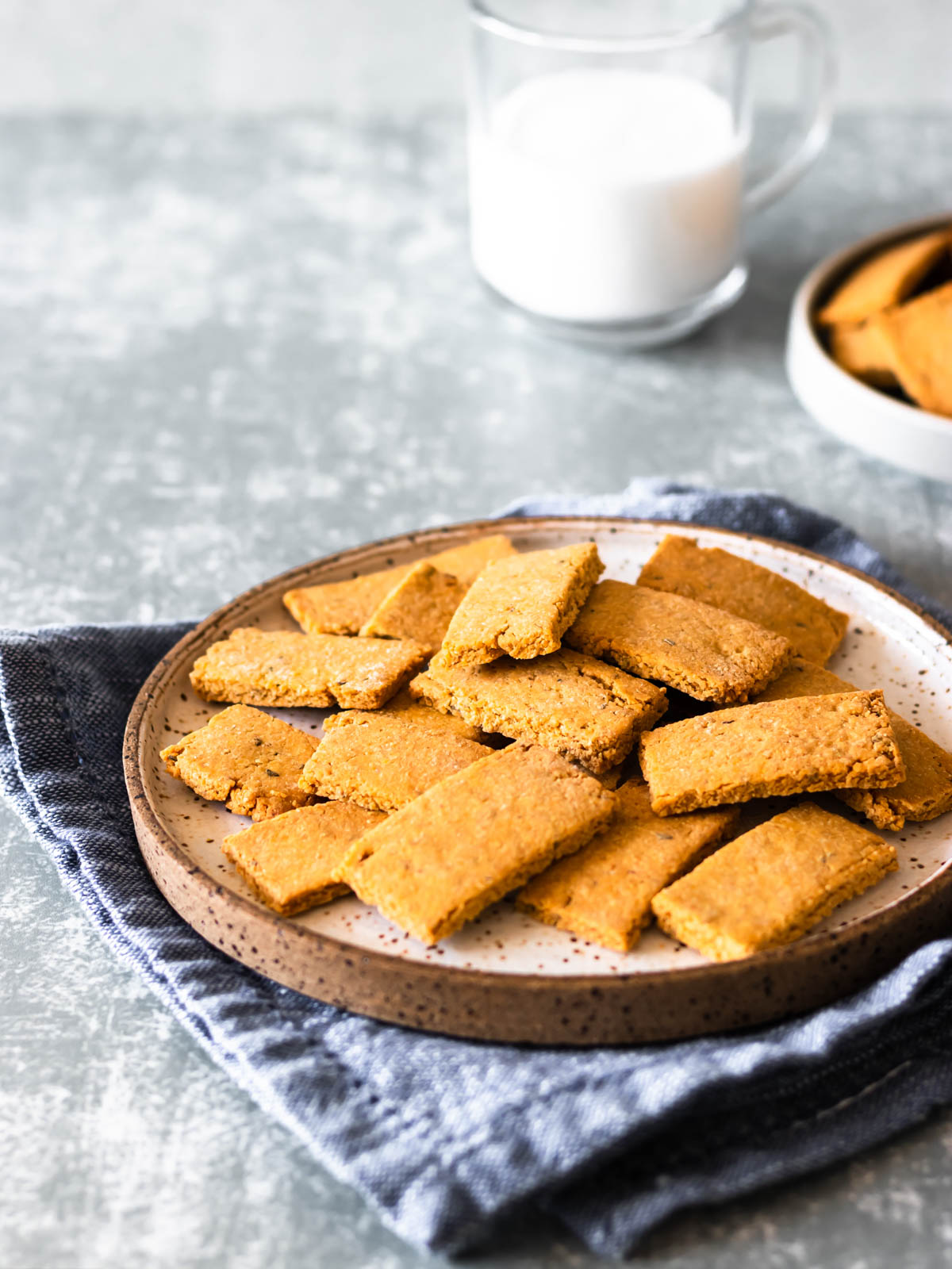 biscoito de grão de bico servido no prato