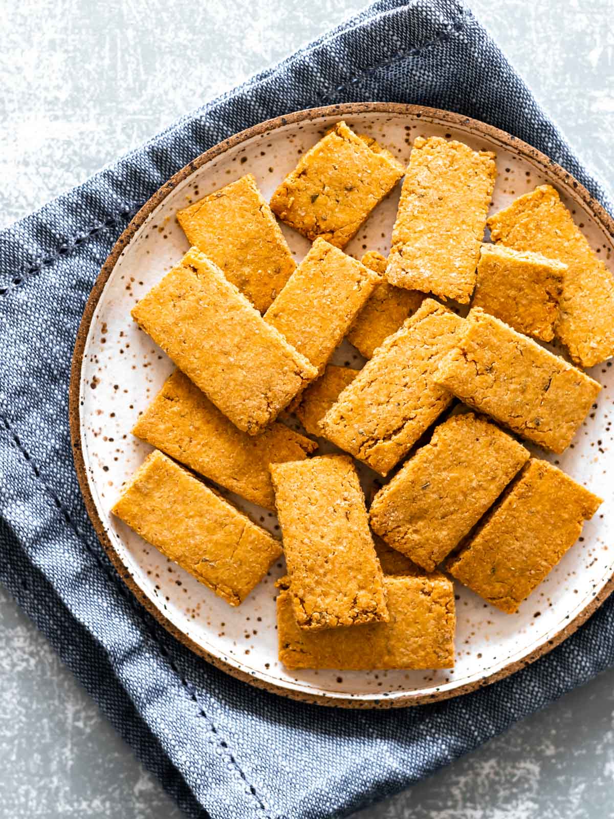 biscoito de grão de bico servido no prato