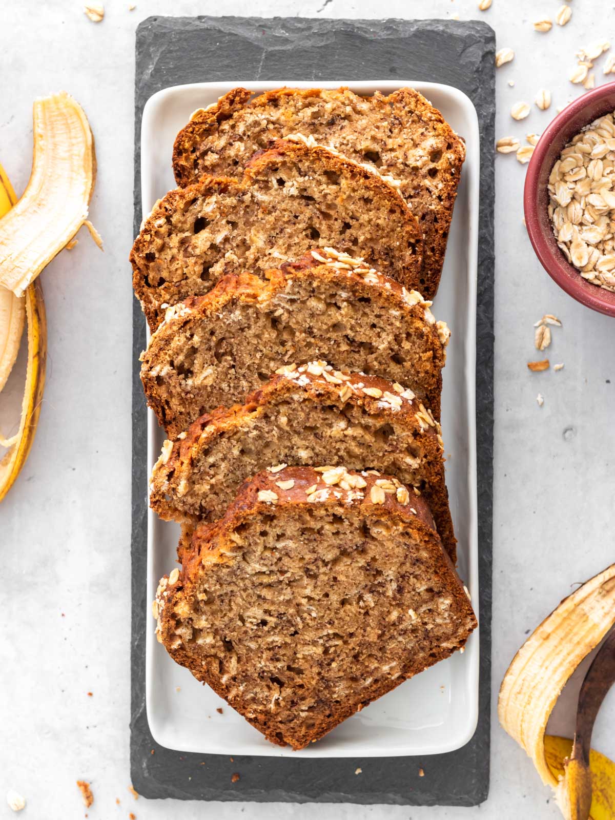 bolo de banana com aveia cortado em fatias
