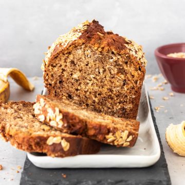 bolo de banana com aveia cortado em fatias