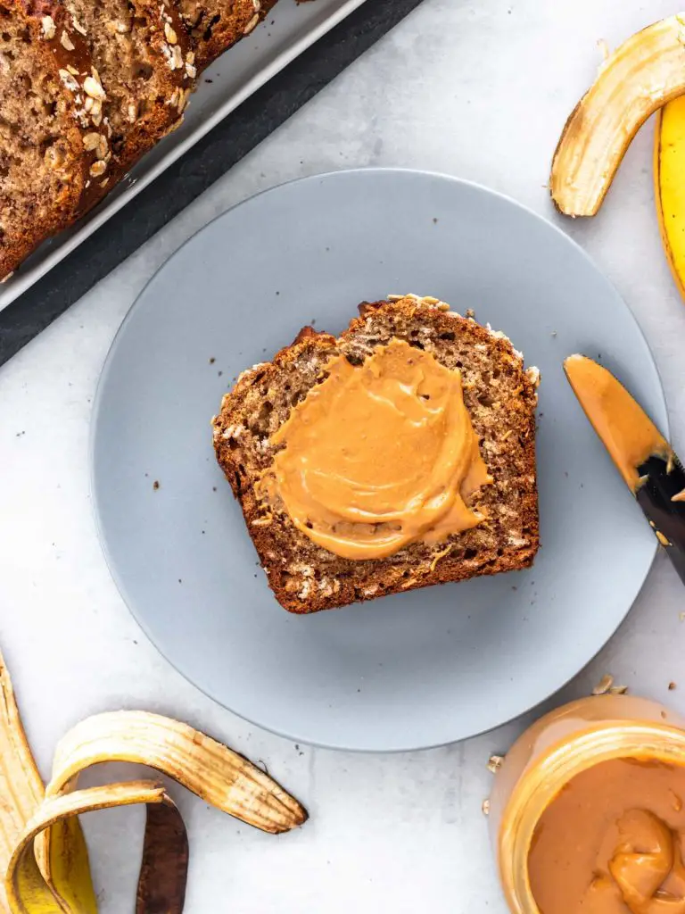 fatia de bolo de banana com aveia servida com pasta de amendoim