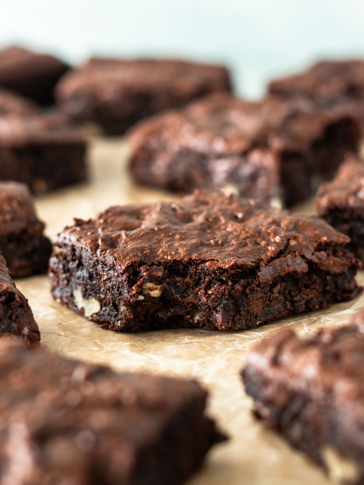 pedaço de brownie de batata doce mordido