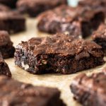 pedaço de brownie de batata doce mordido
