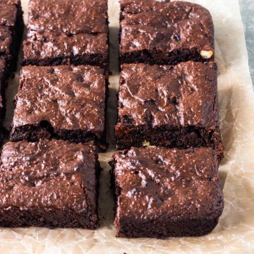 brownie de batata doce cortado em pedaços