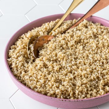 quinoa cozida servida em um prato