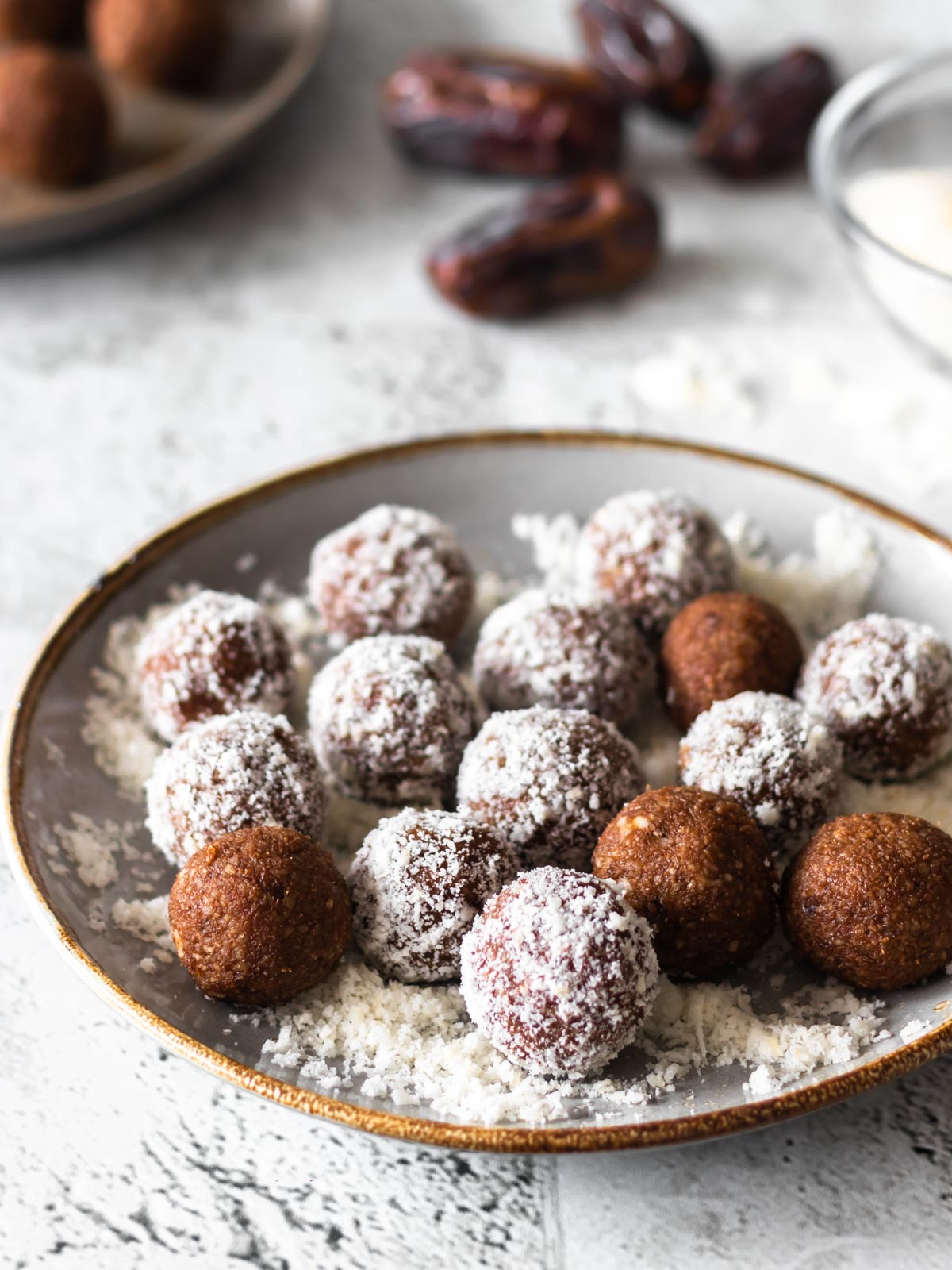 docinhos de tâmara e coco veganos servidos em um prato