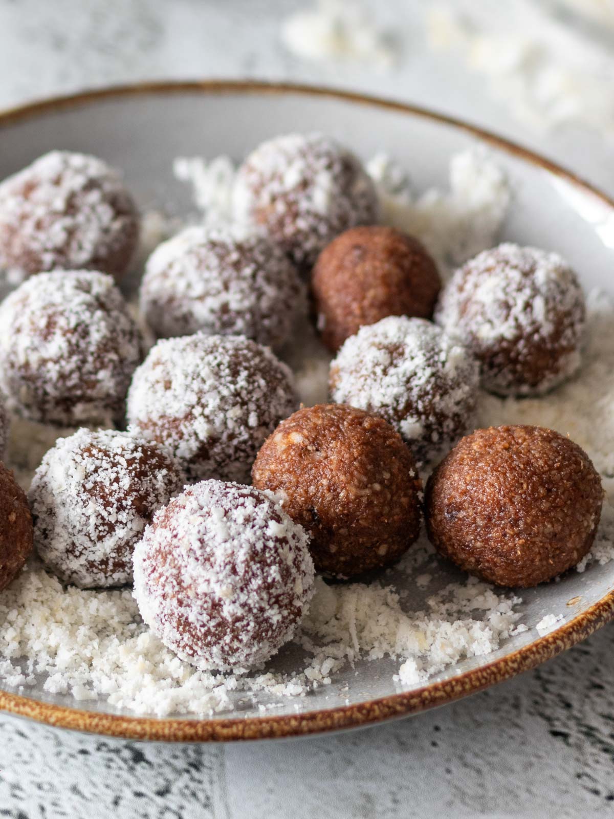 docinhos de tâmara e coco veganos servidos em um prato