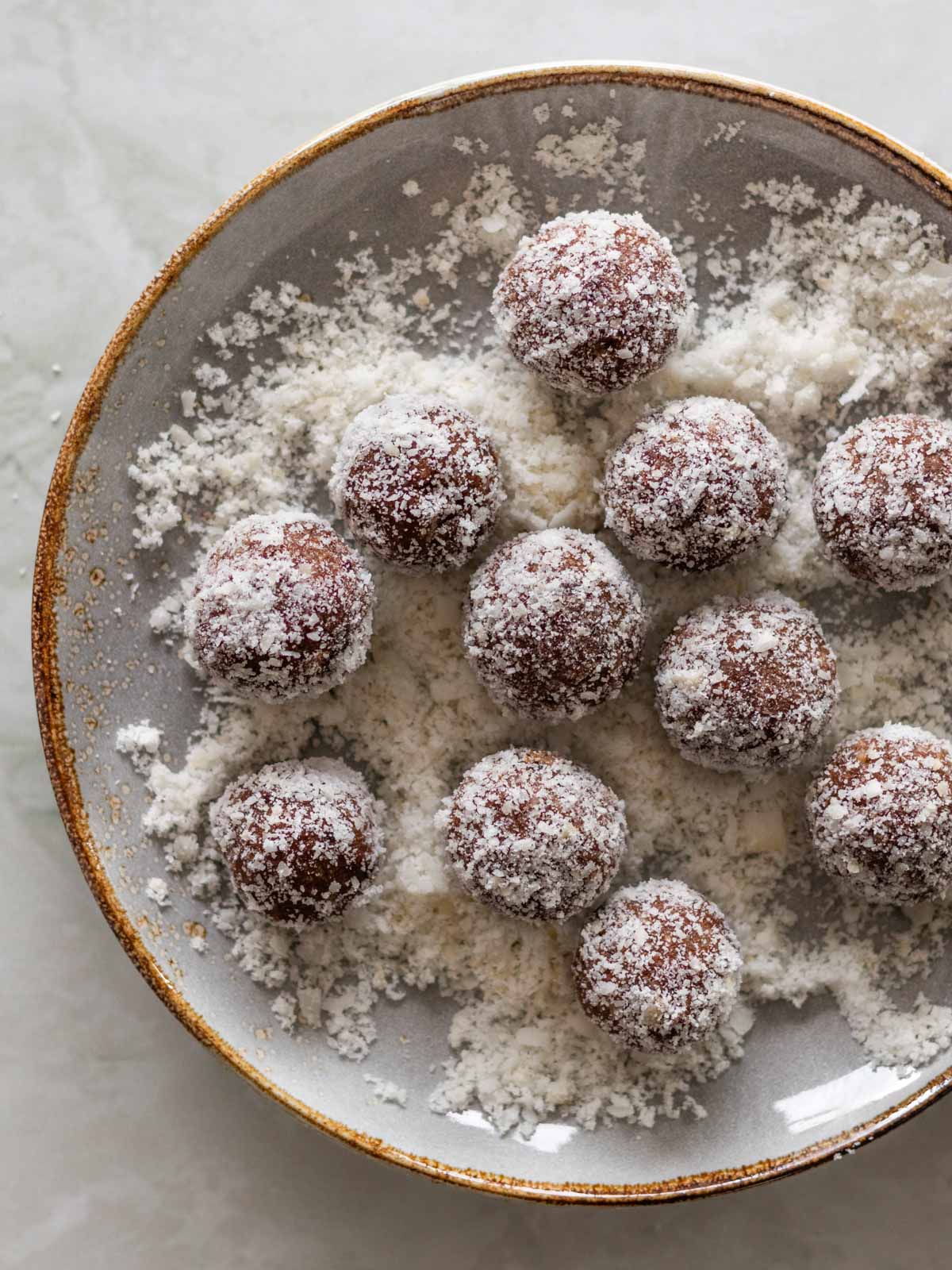 docinhos de tâmara e coco veganos servidos em um prato