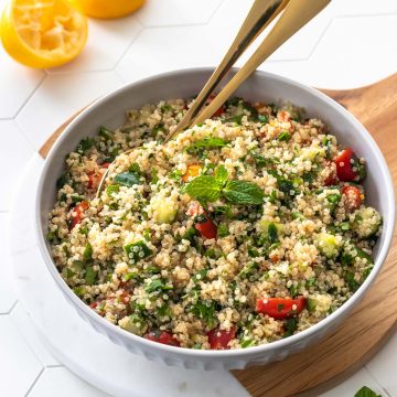 tabule de quinoa servido em prato branco