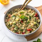 tabule de quinoa servido em prato branco