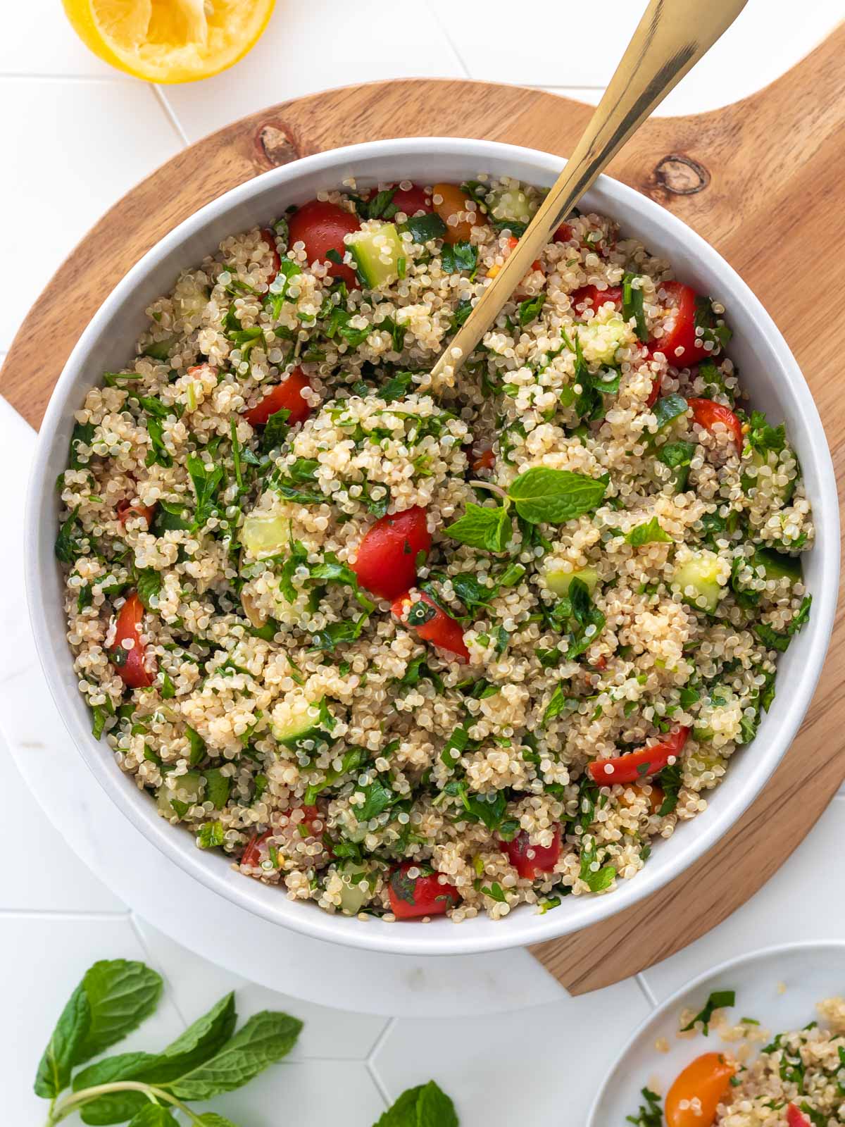 tabule de quinoa servido em prato branco