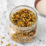 granola salgada em pote de vidro