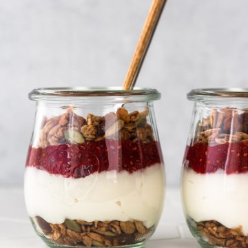 copinho com iogurte, granola e geleia