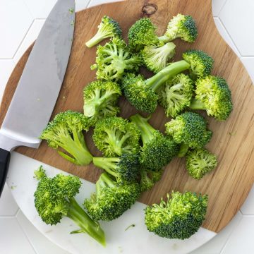 floretes de brócolis cortados em uma tábua