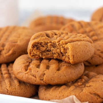 prato de cookies de pasta de amendoim mostrando em detalhe um cookie mordido