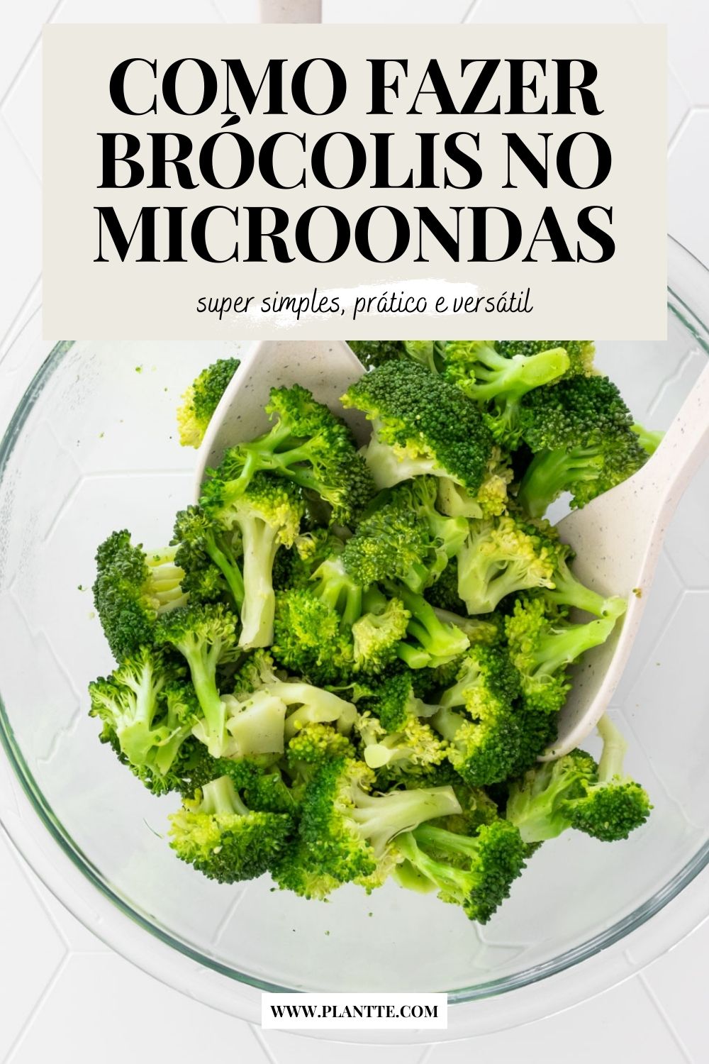 floretes de brócolis cozido no microondas dentro de uma vasilha com talheres para salada