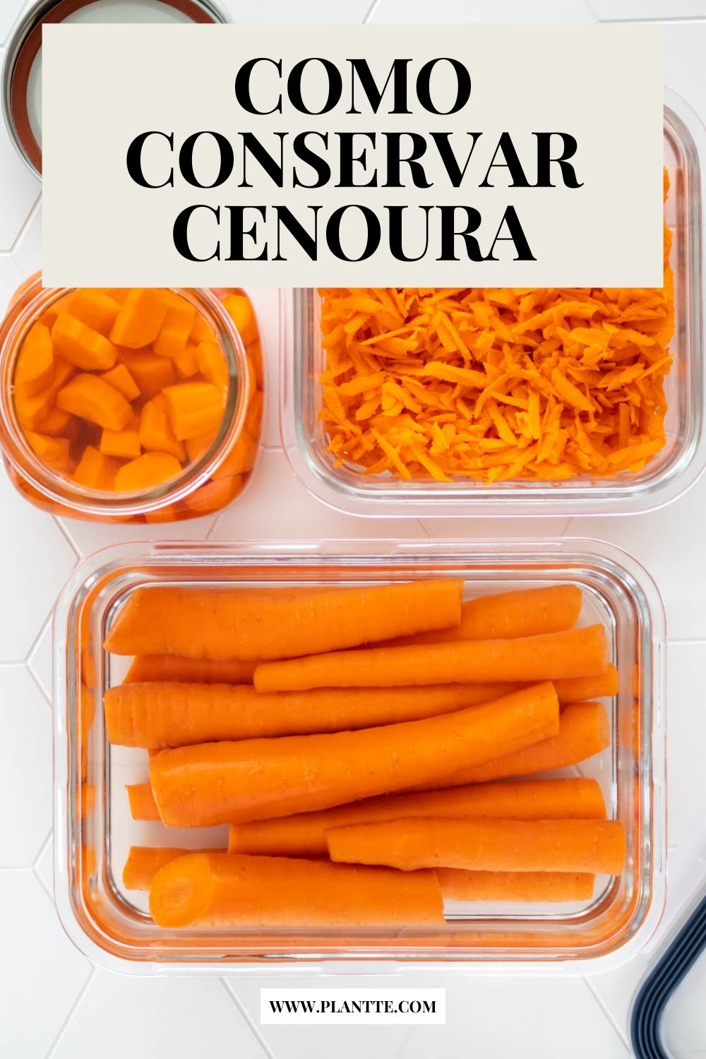 um pote de vidro quadrado com cenoura ralada, um pote de vidro retangular com cenouras inteiras e água, um pote de vidro redondo com cenouras cortadas em cubos e água