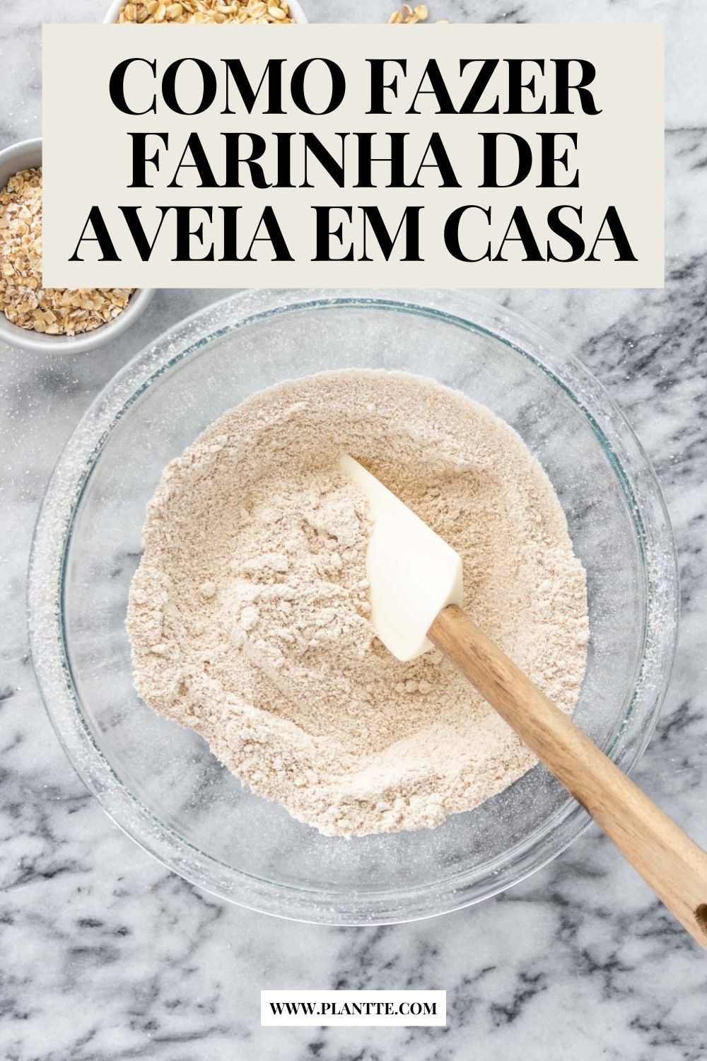 farinha de aveia dentro de uma vasilha de vidro com uma espátula