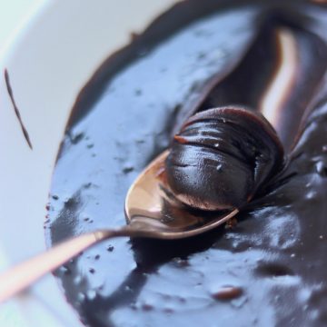 colher com brigadeiro em cima de um prato