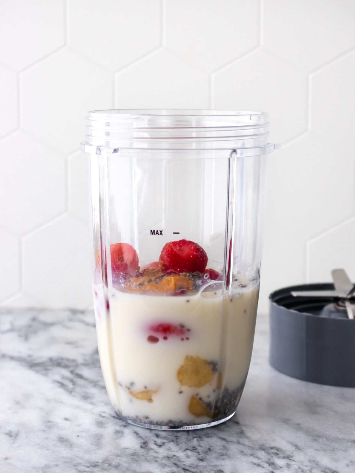 ingredientes para fazer vitamina de morango com banana dentro do copo do liquidificador