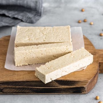 bloco de tofu caseiro cortado em fatias