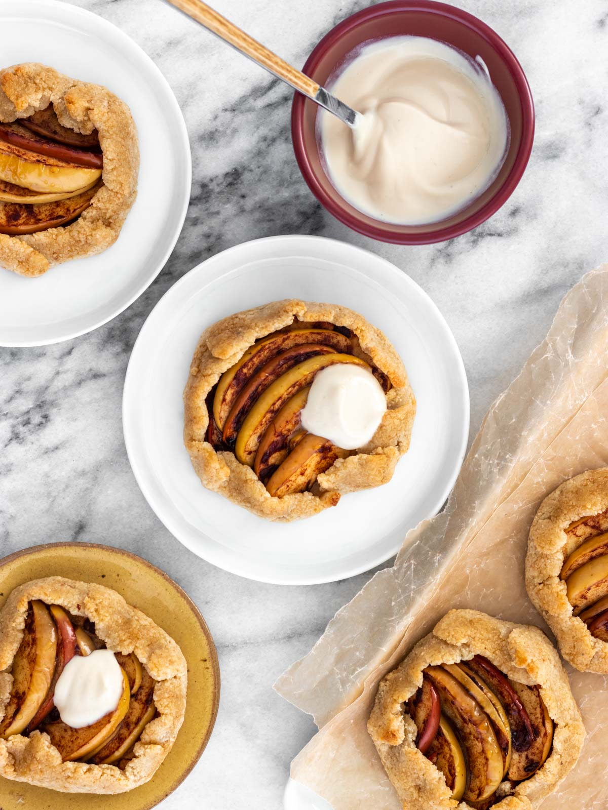 tortinhas de maçã estilo mini galette francesa servidas em pratos individuais