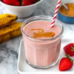 zoom de copo de vitamina de morango com banana visto de cima