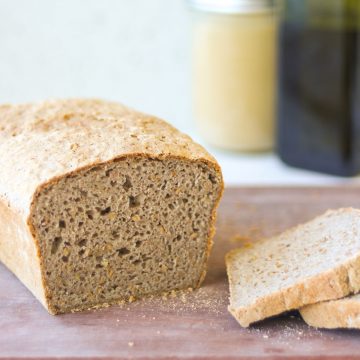 pão vegano e sem glúten cortado em cima de uma tábua