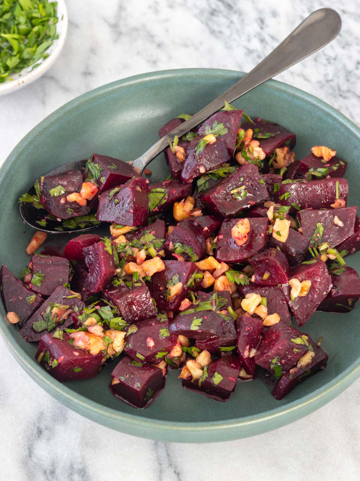 prato de salada de beterraba cozida com salsinha fresca picada e nozes picadas