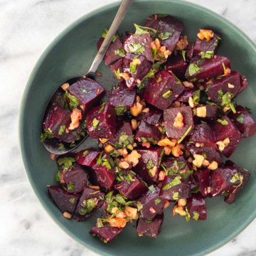 prato de salada de beterraba cozida com salsinha fresca picada e nozes picadas