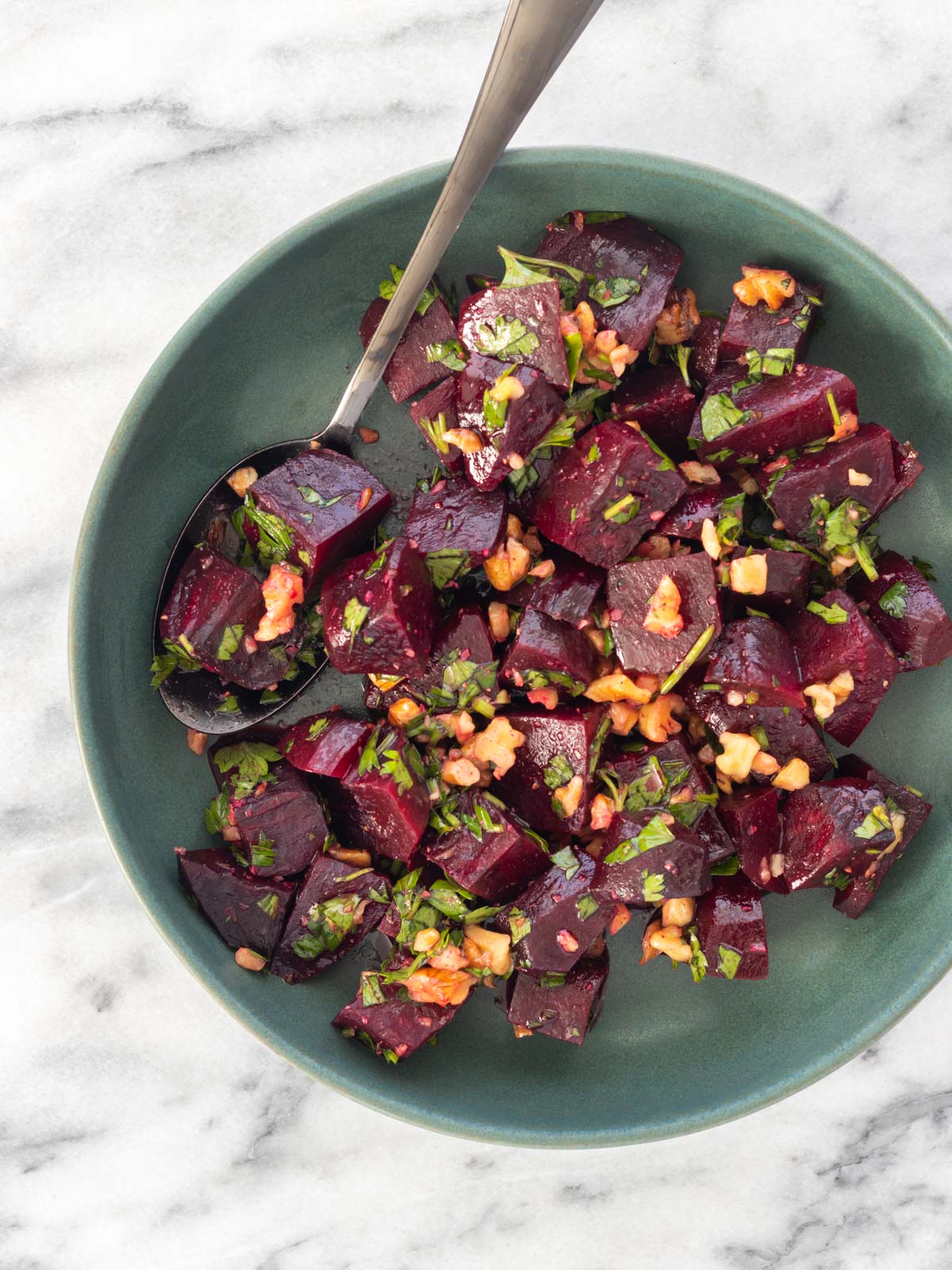 prato de salada de beterraba cozida com salsinha fresca picada e nozes picadas