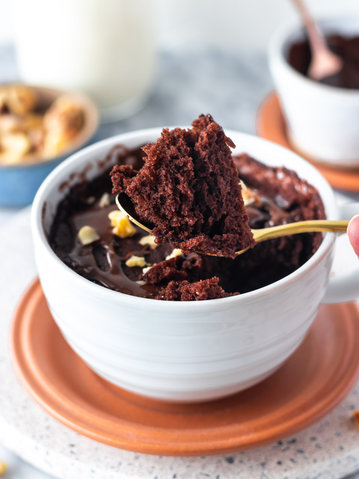 colher com bolo de caneca de chocolate fofinho