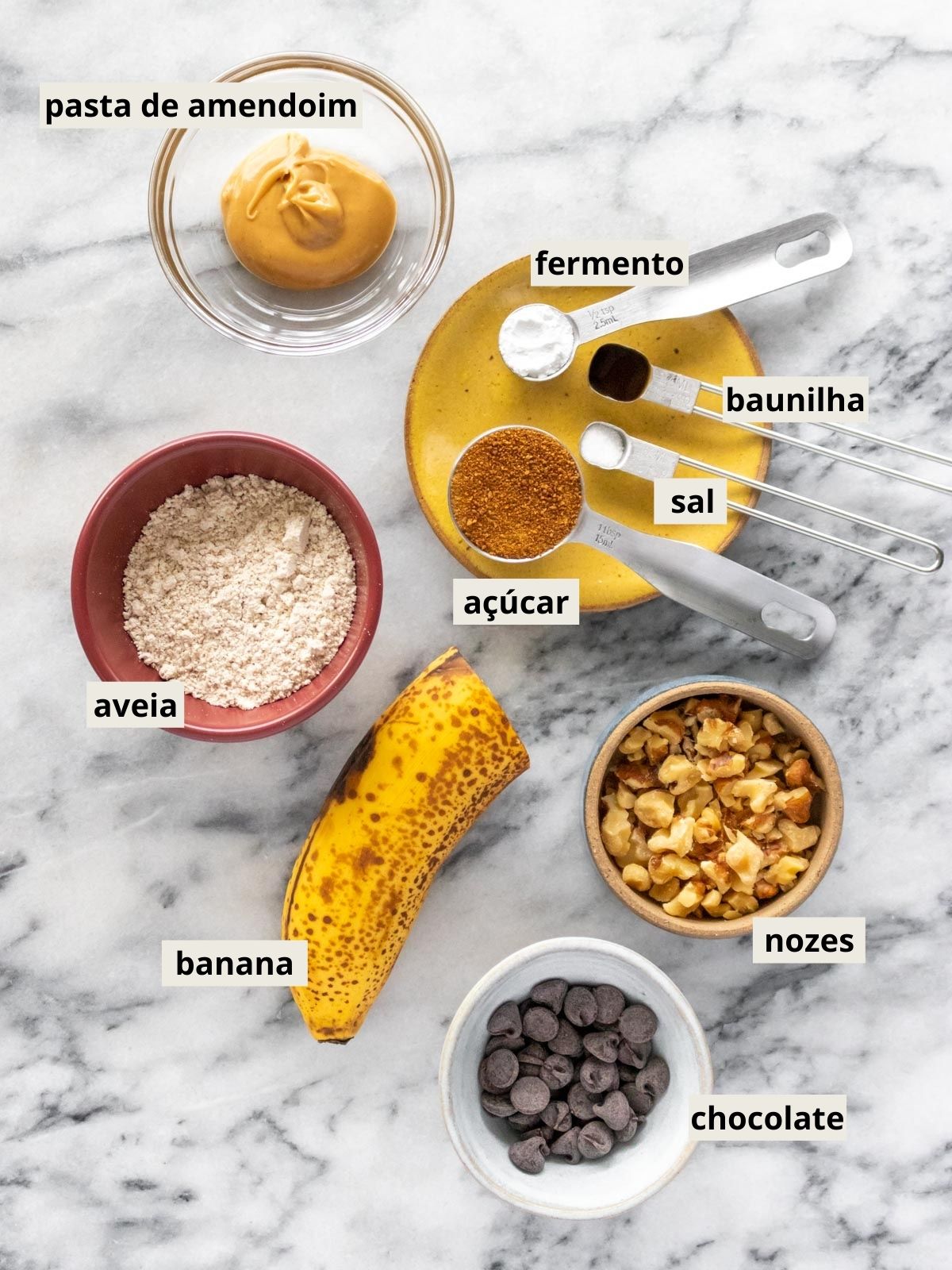 ingredientes para fazer bolo de caneca de banana separados em potes