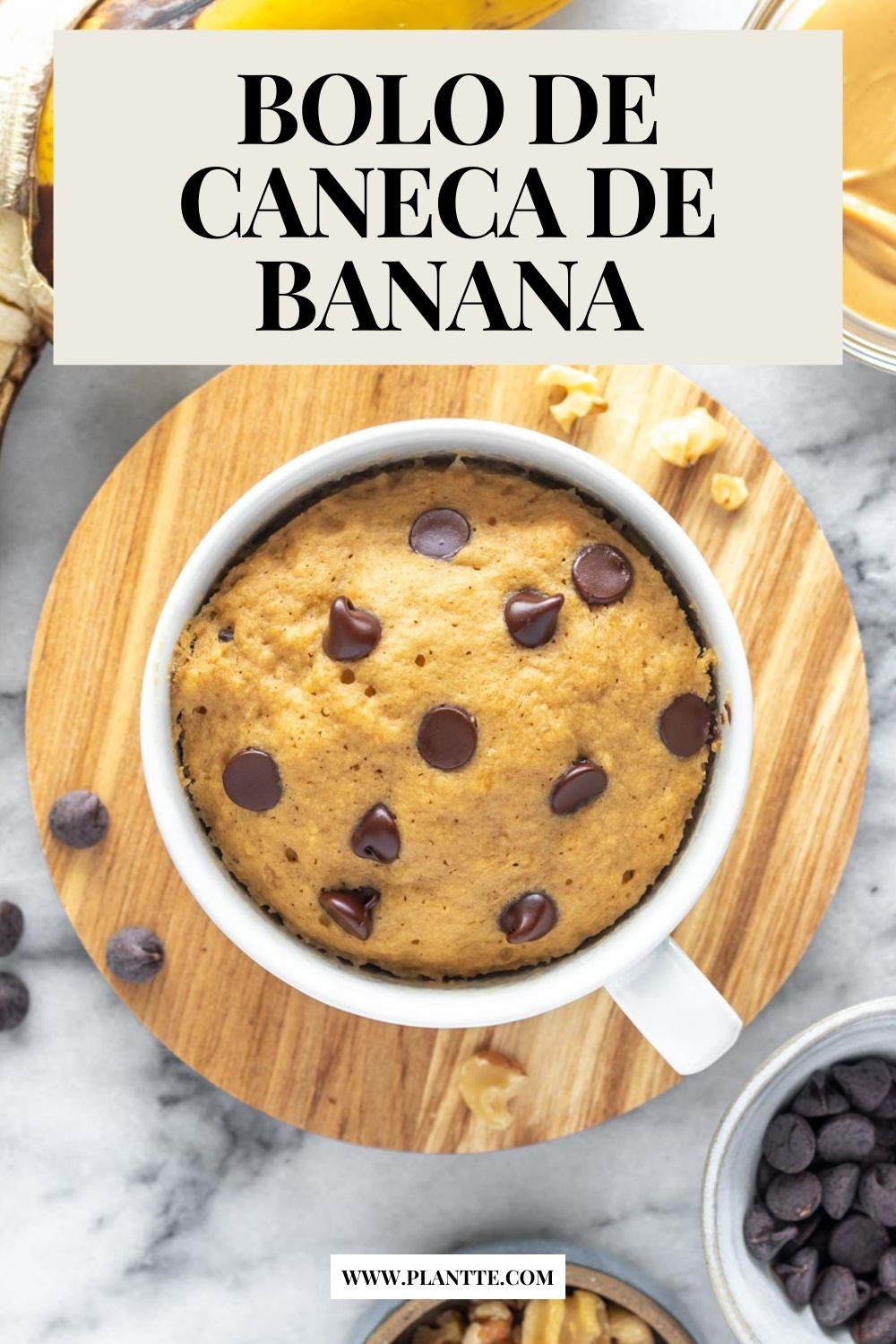 bolo de caneca de banana com gotas de chocolate visto de cima