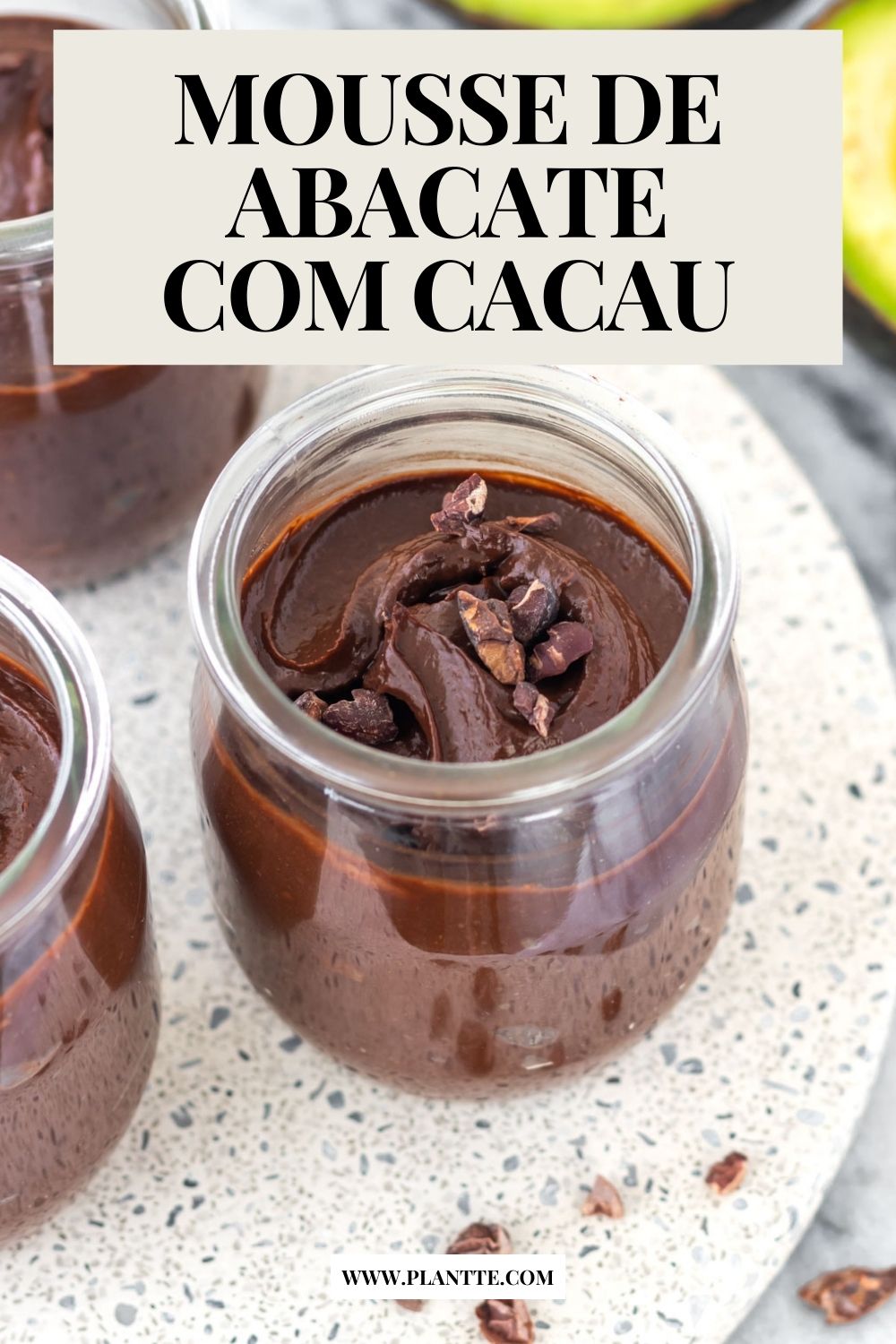 pote contendo mousse de abacate com cacau decorado com nibs de cacau