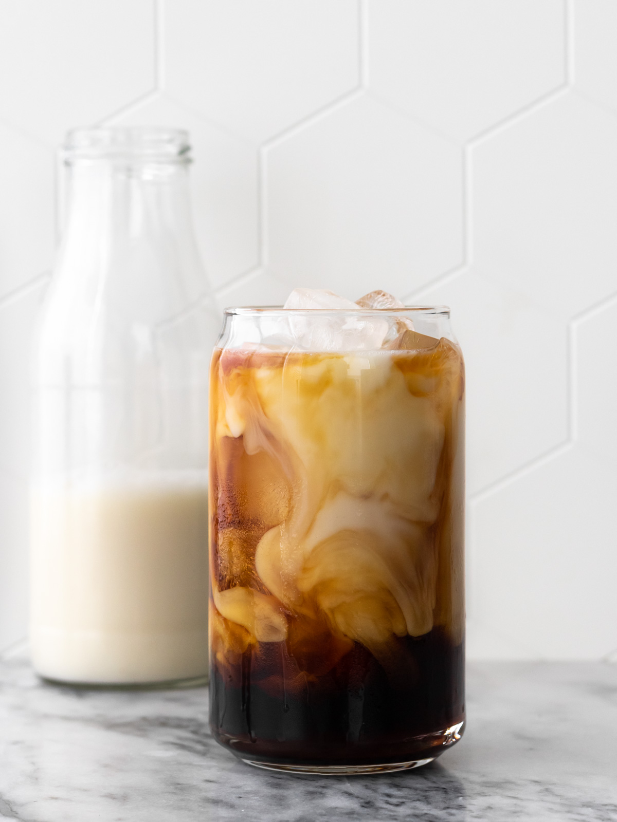 copo contendo gelo em cubos e uma mistura de café cold brew e leite