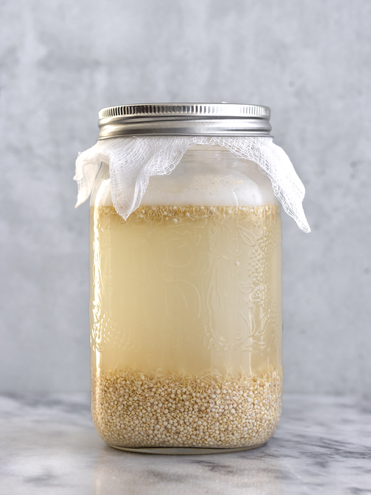 pote de vidro com rejuvelac de quinoa pronto