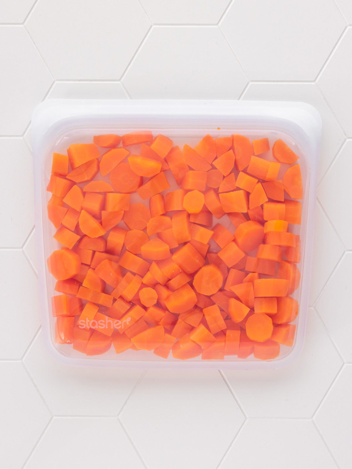cubos de cenoura branqueados dentro de um saco de silicone hermético