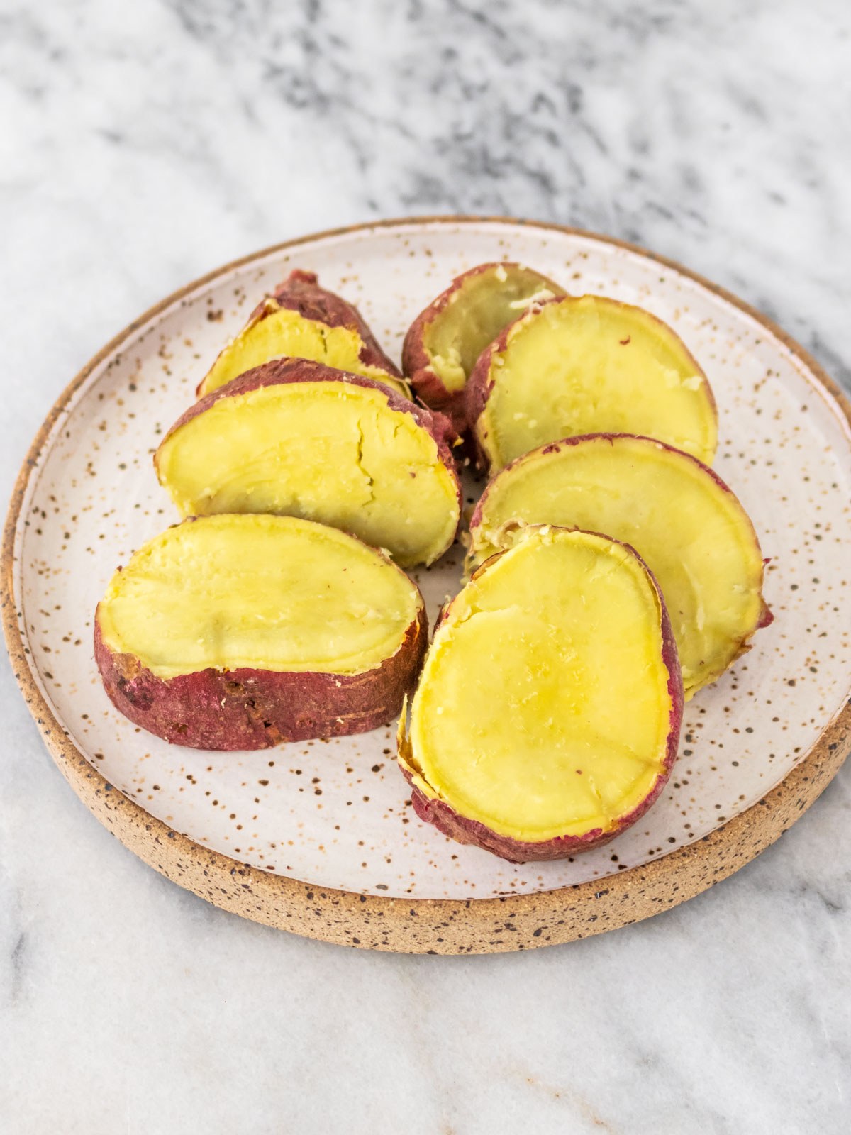 batata-doce cozida no micro-ondas em um prato cortada em rodelas