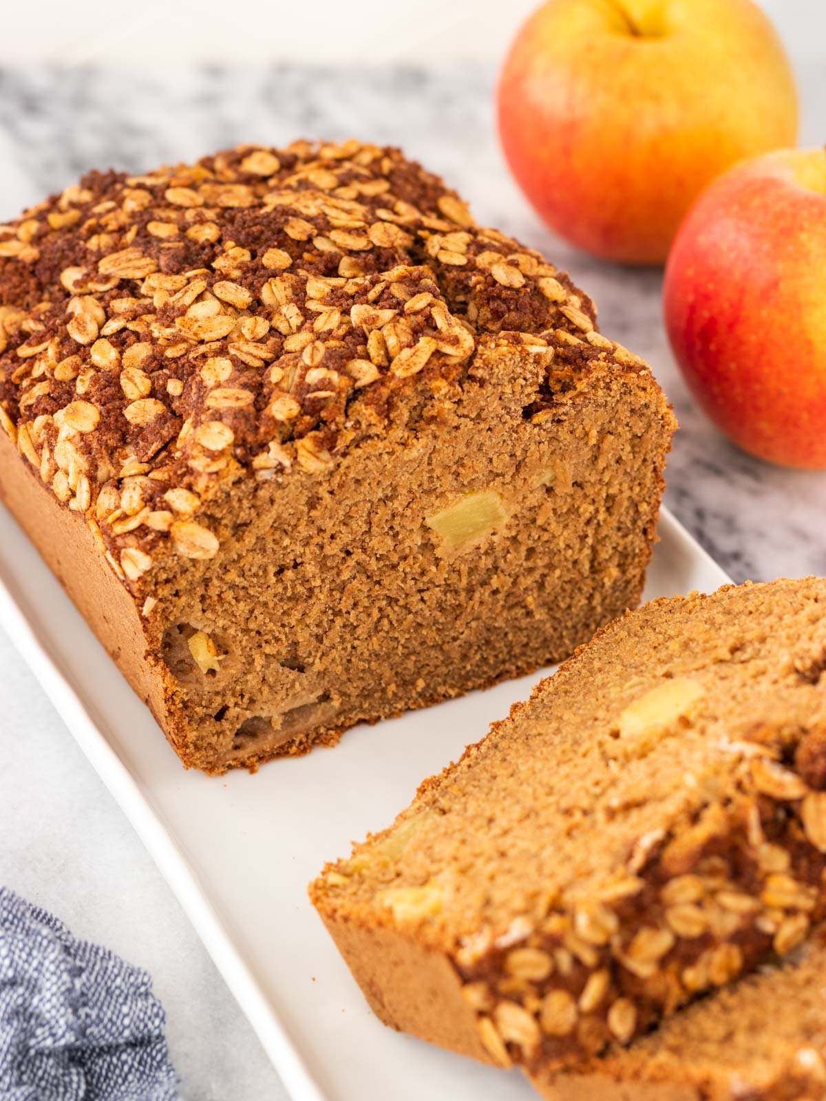 fatias de bolo de maçã com aveia cortadas em uma travessa