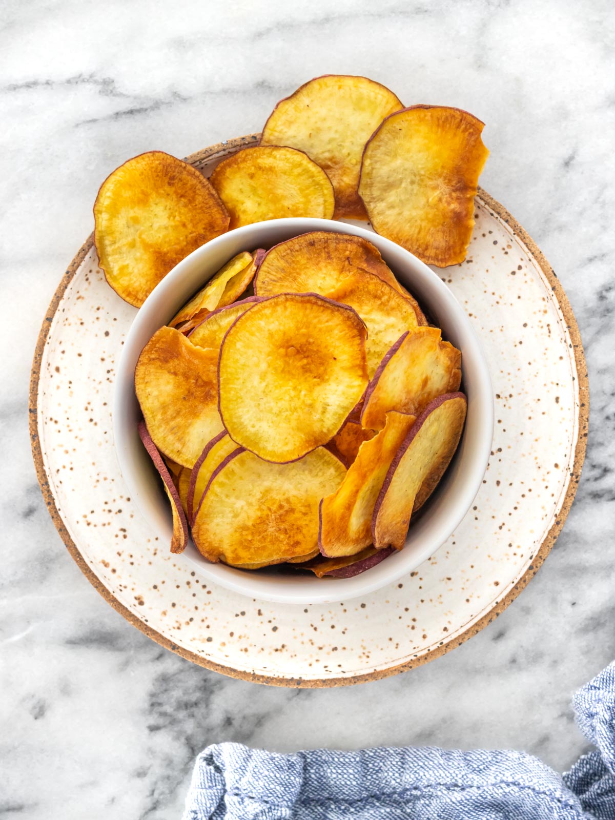 vista de cima de um pote com chips de batata-doce