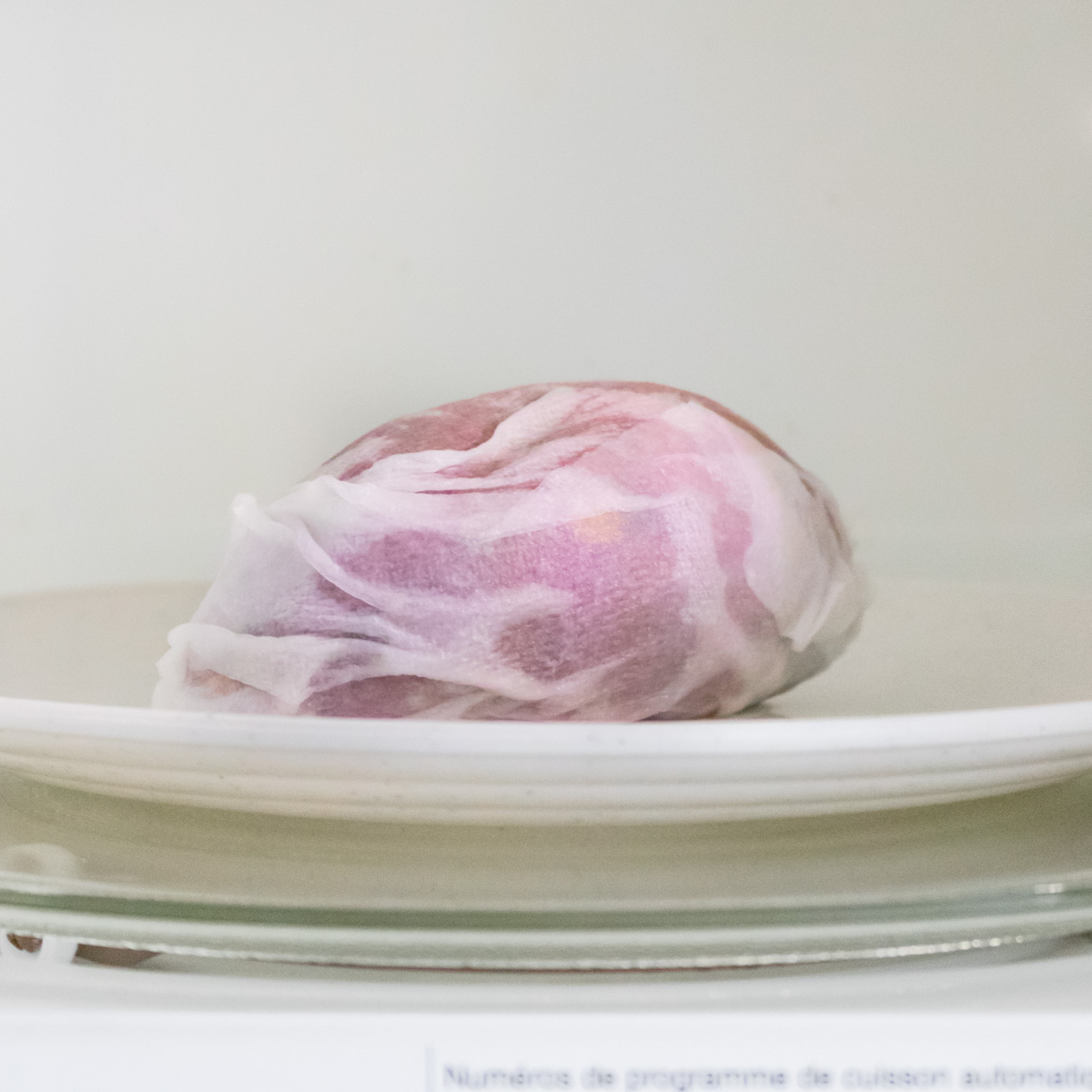 batata-doce embrulhada em um papel toalha úmido dentro do micro-ondas para ser cozida